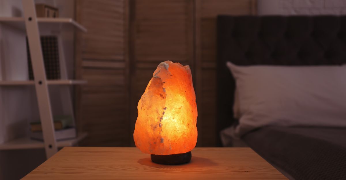 Lampada di sale su un tavolo in una camera da letto