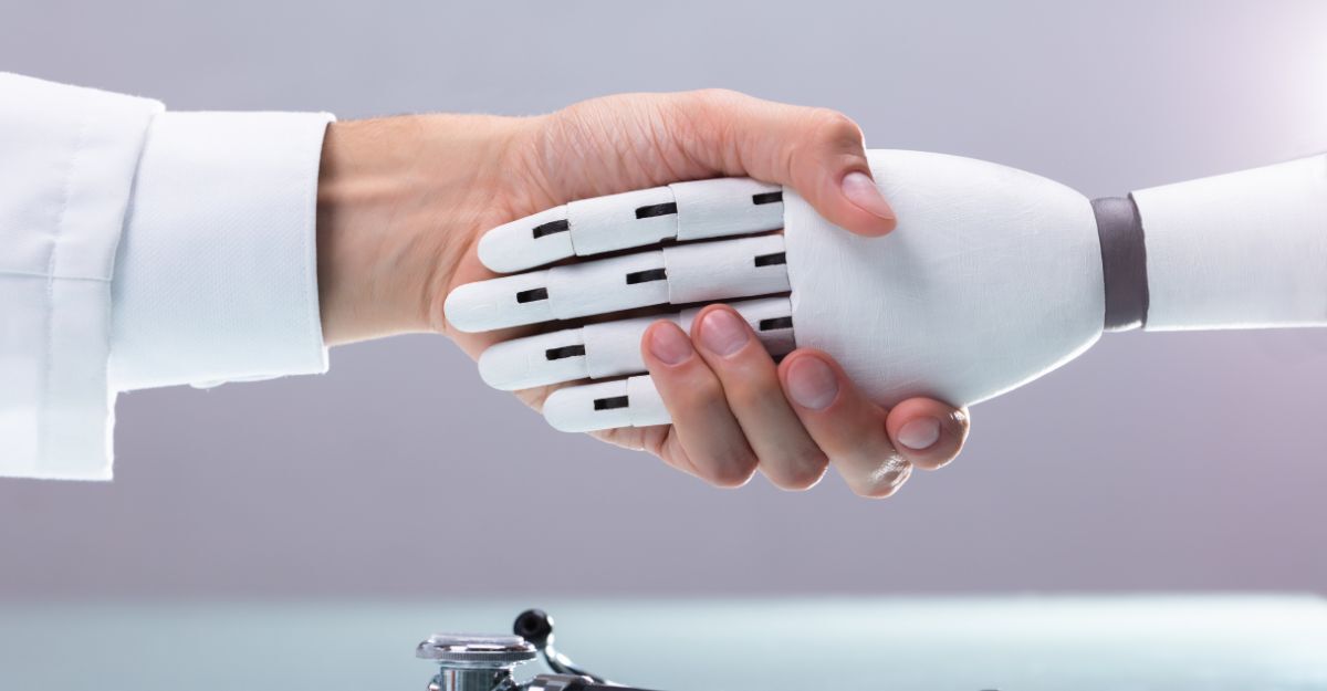 Mano umana stringe una mano cybernetica