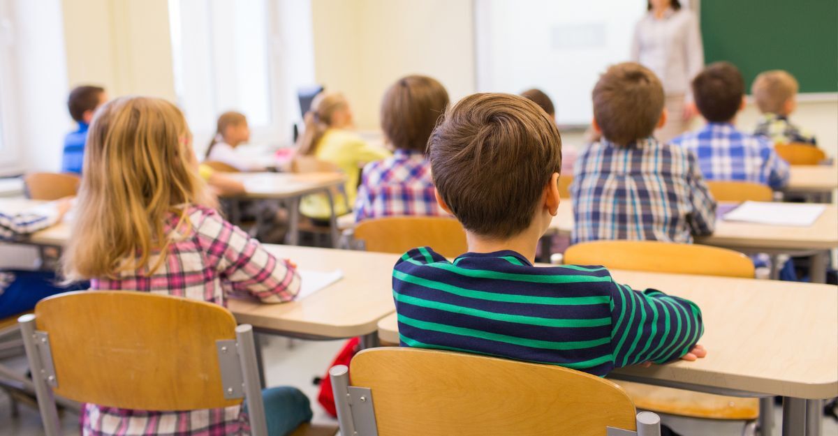 bambini in classe ascoltano la lezione