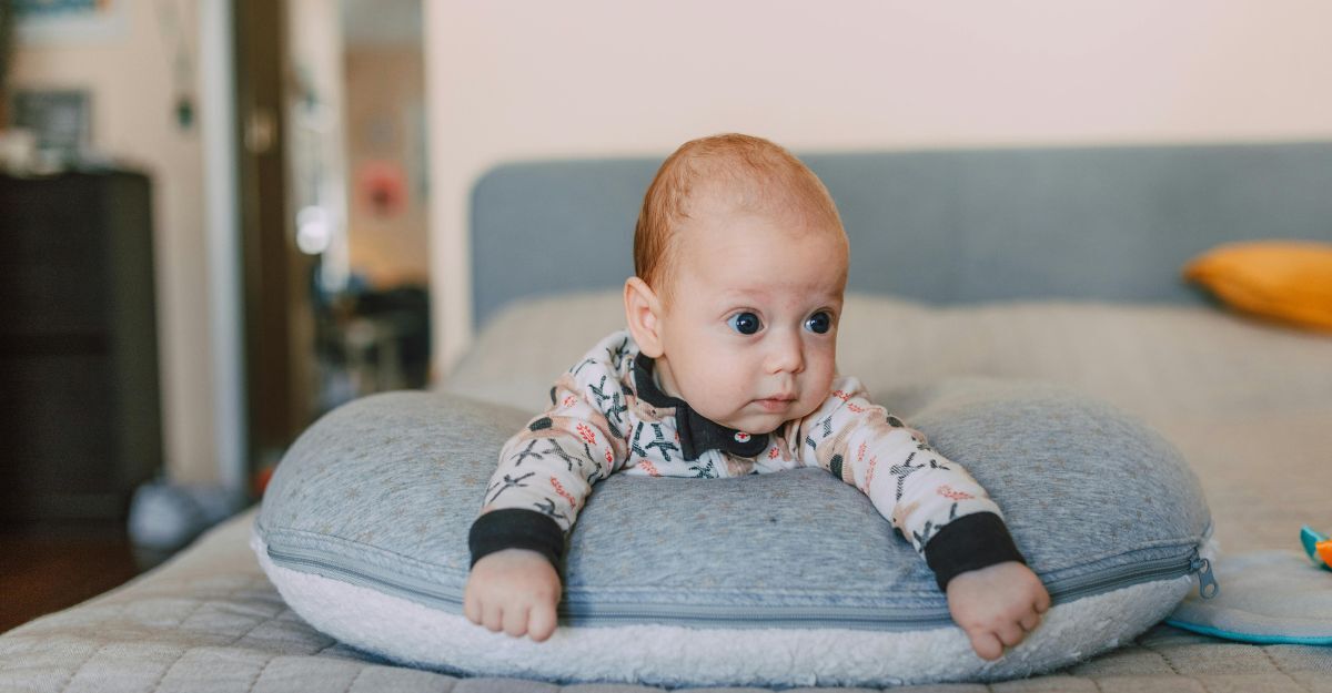 Neonata su un cuscino per bambini sul letto