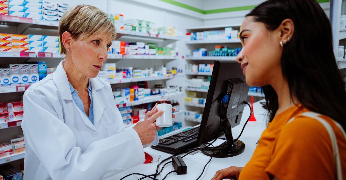 farmacista consiglia medicina a paziente