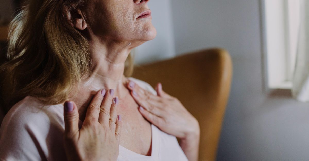 Donna di massaggia lo sterno e il collo