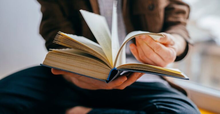 ragazza legge un libro