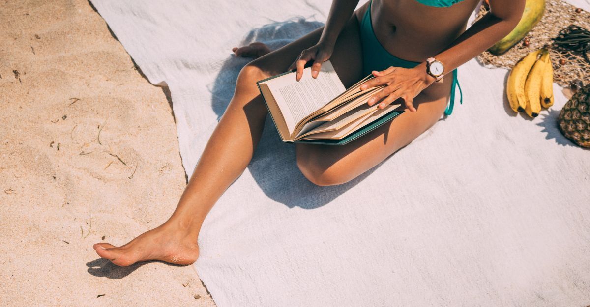 donna-che-legge-e-si-abbronza-in-spiaggia