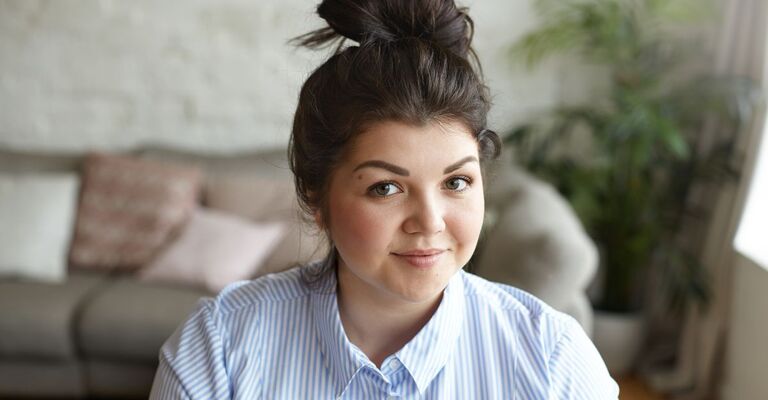 ragazza con viso tondo