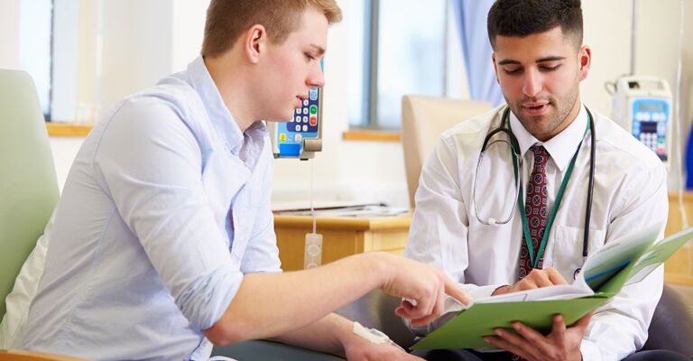 Il medico parla con il paziente