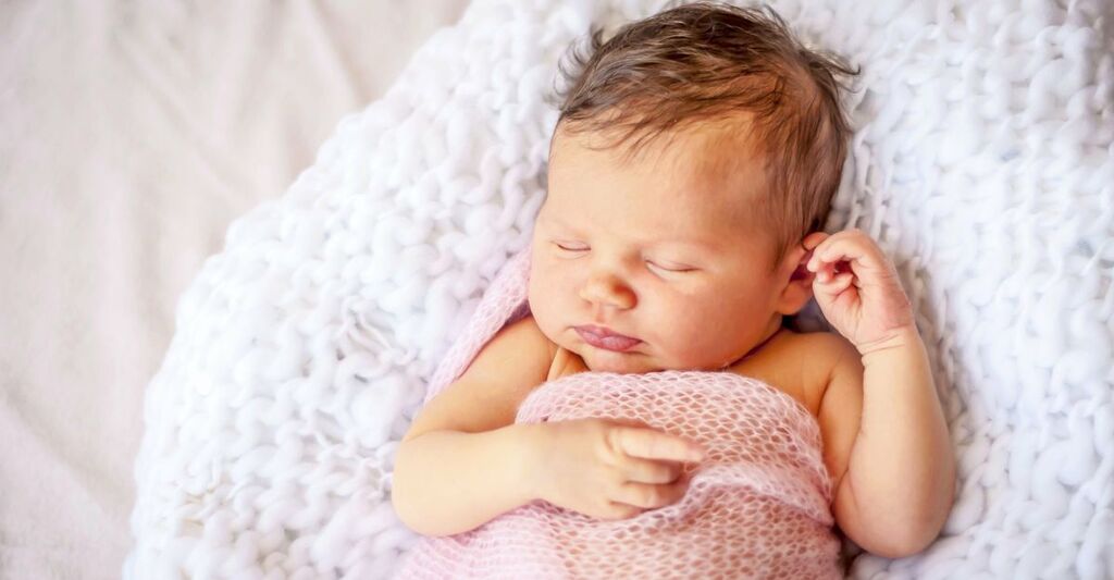 bimba appena nata dorme