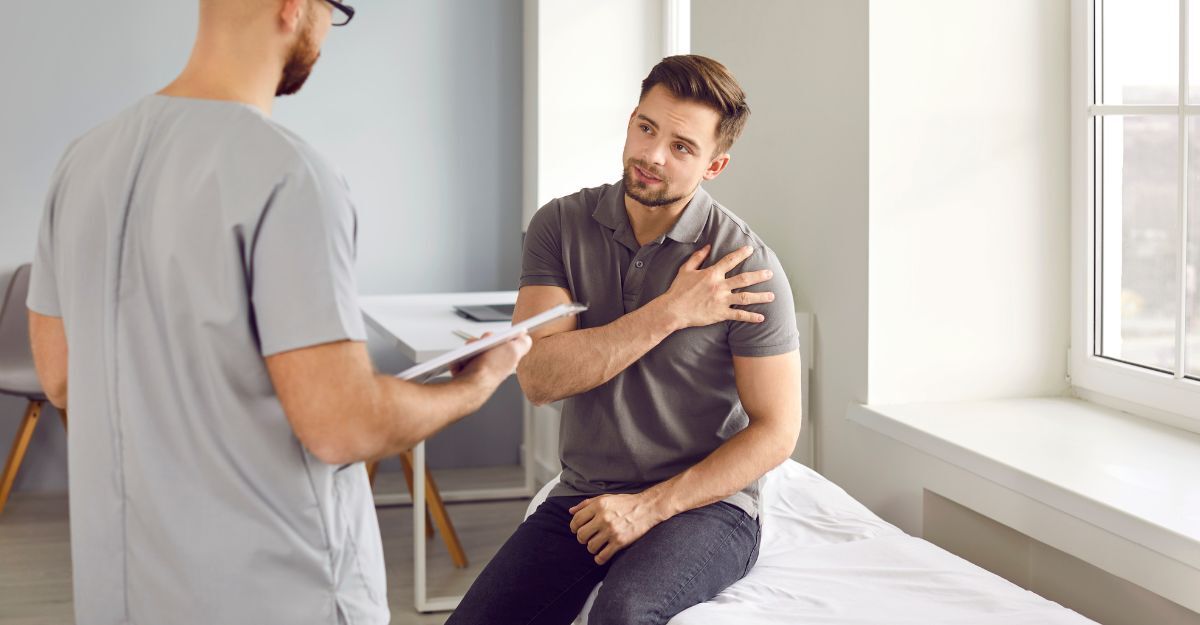 ragazza dal dottore con spalla dolorante