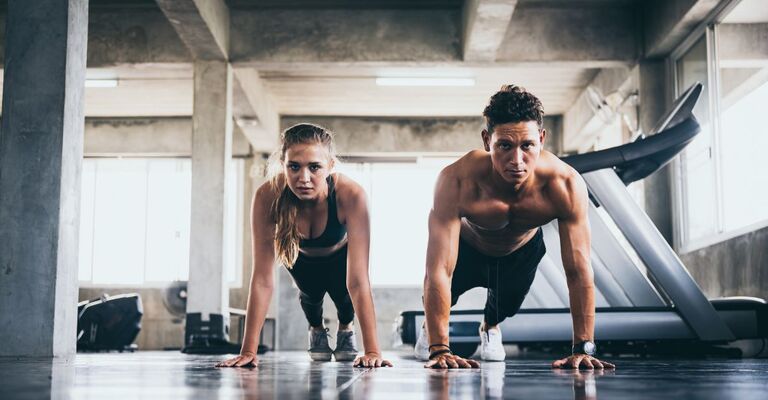 Un ragazzo e una ragazza si allenano con concentrazione