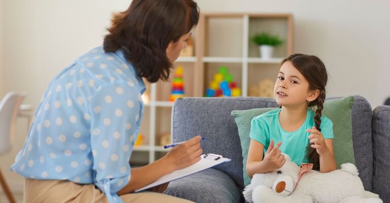 Terapeuta parla con una bambina 
