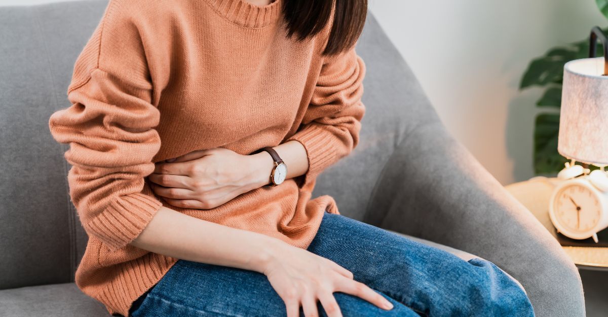 Una ragazza in preda ai dolori del ciclo