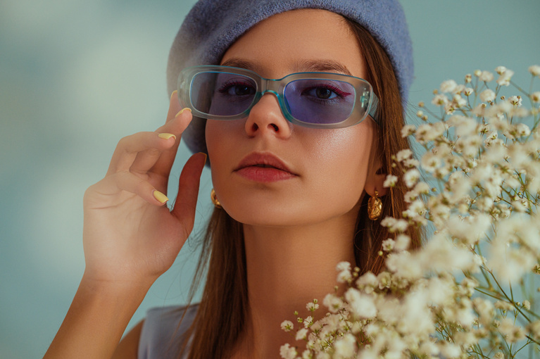 Una ragazza con viso quadrato