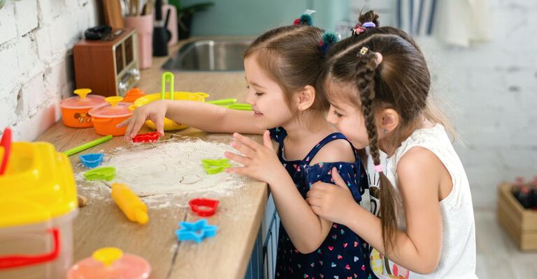 Bambini che giocano con farina e formine
