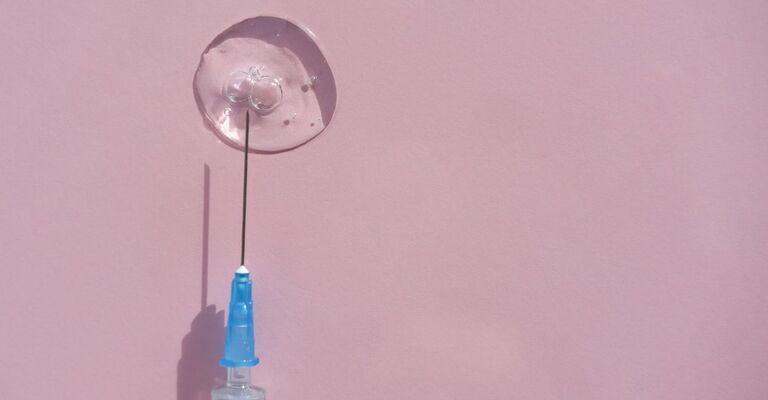 siringa-su-sfondo-rosa