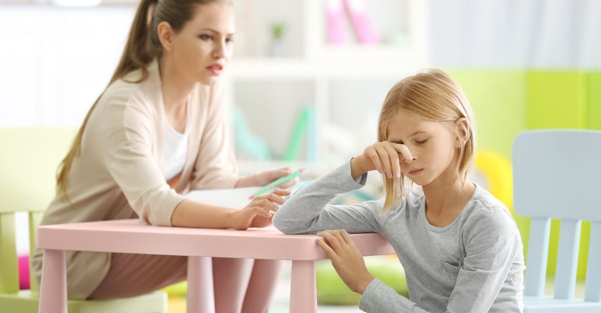 Una bambina parla con uno psicoterapeuta