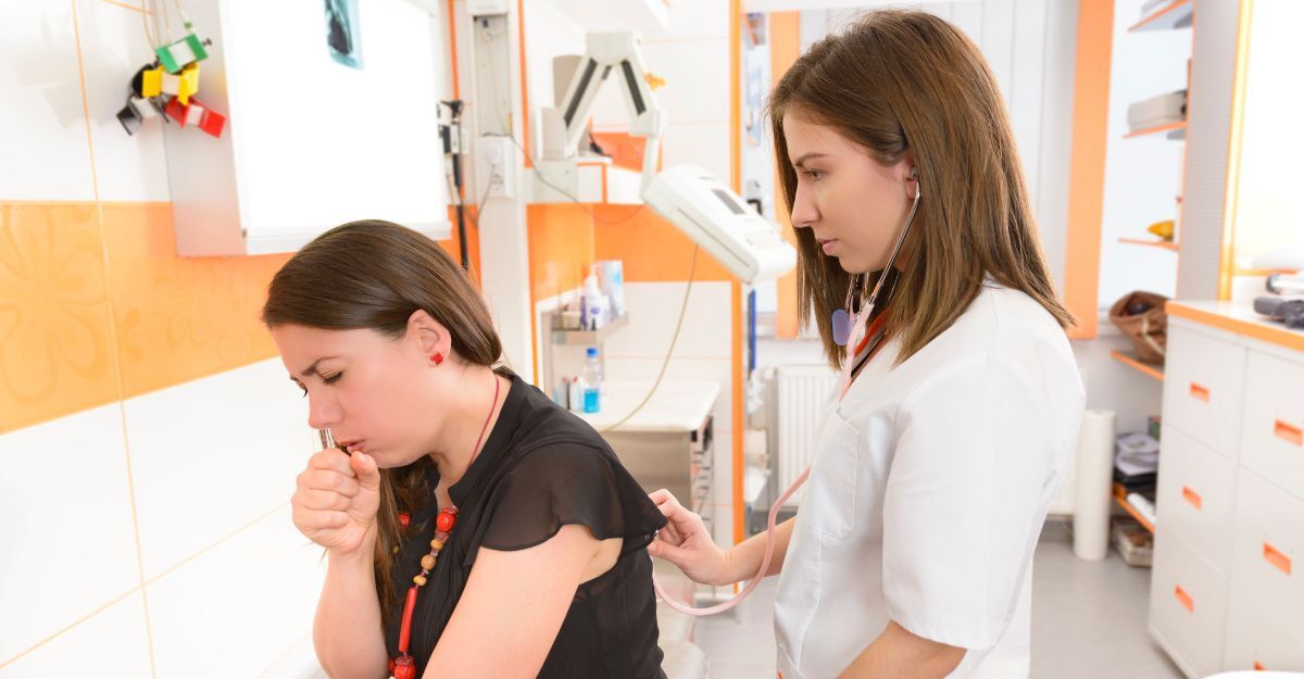 Dottoressa visita una donna con la tosse