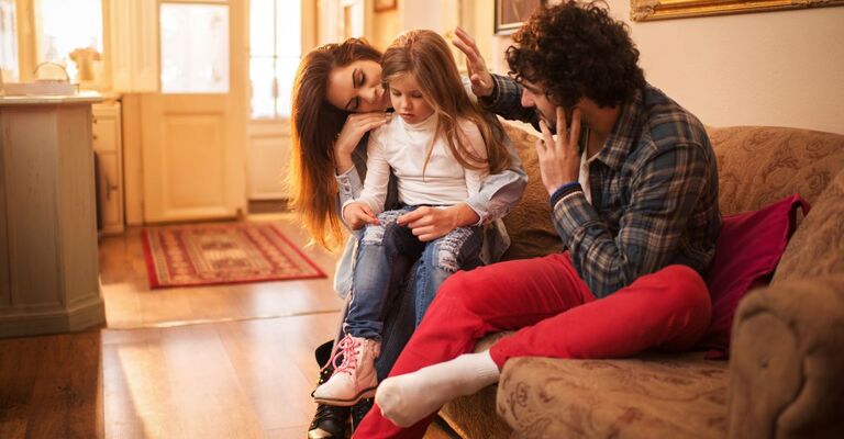 Genitori cercano di tirare su il morale alla figlia