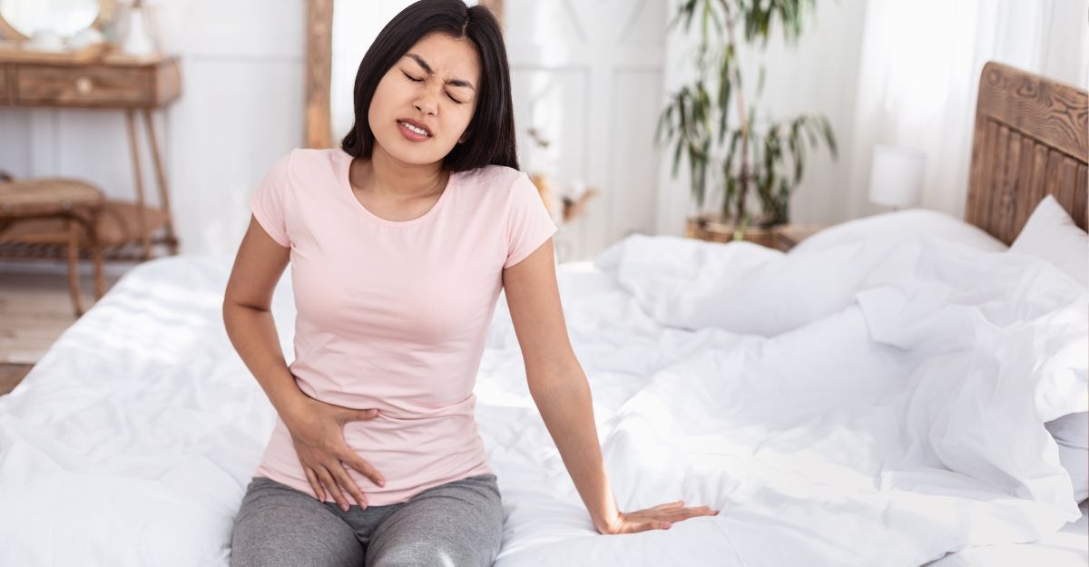 ragazza seduta sul letto accusa prurito intimo