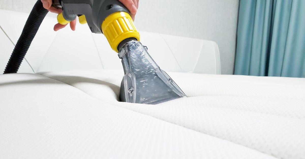 Una persona sistema un materasso