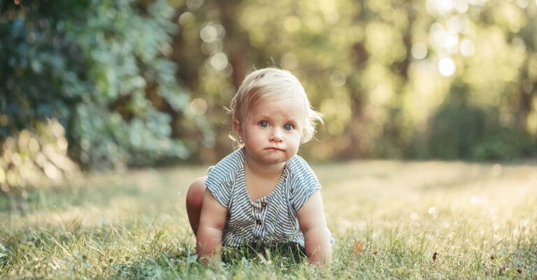 bambina bionda sul prato
