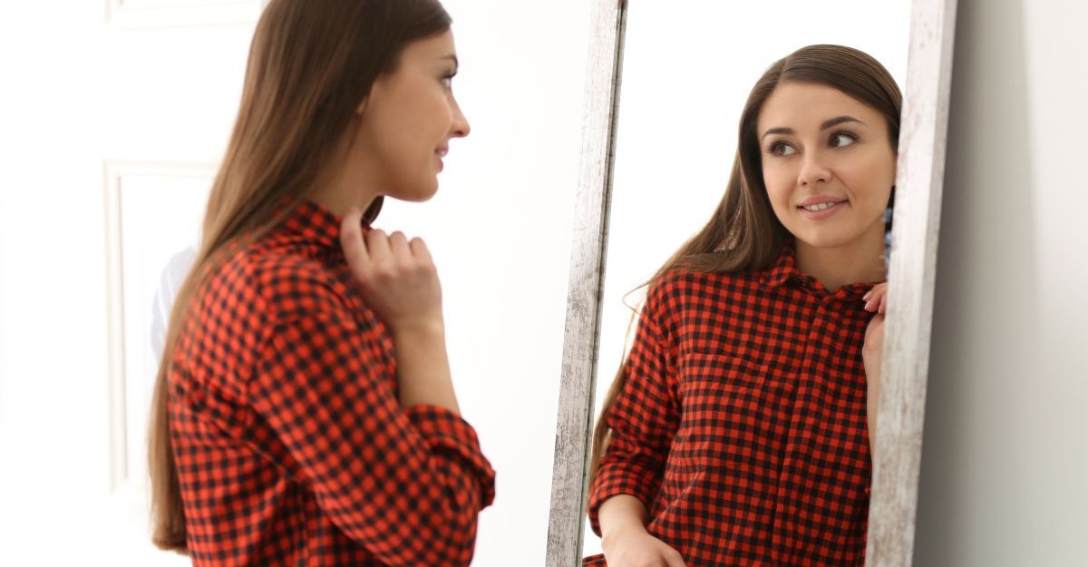 Donna si guarda allo specchio