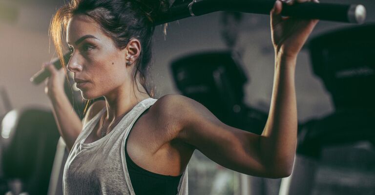 Una ragazza in palestra