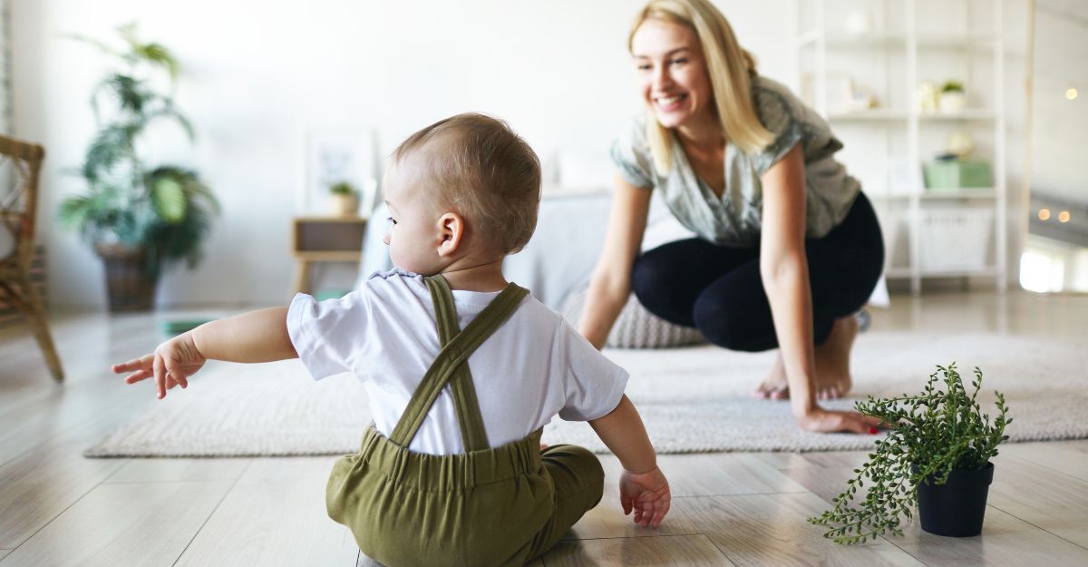 bambino indica un oggetto alla mamma