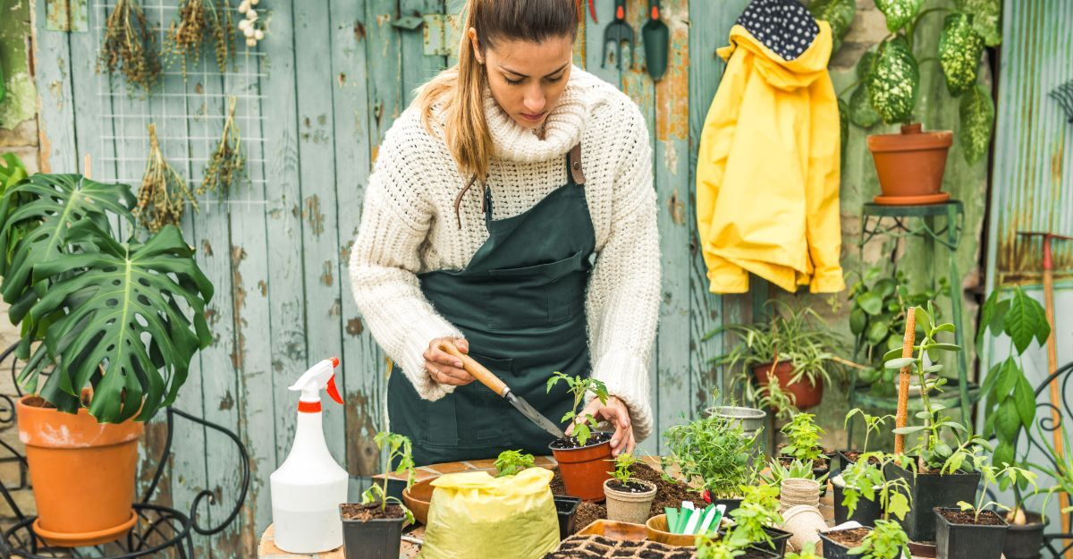 Una ragazza mette una piantina dentro un vaso