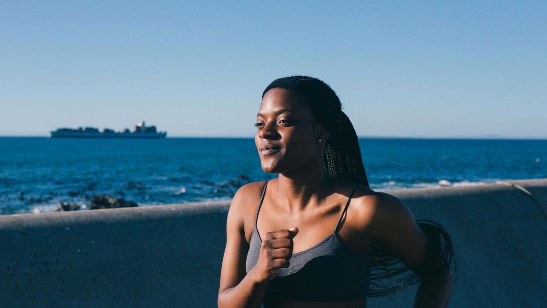 Ragazza corre sul lungomare 