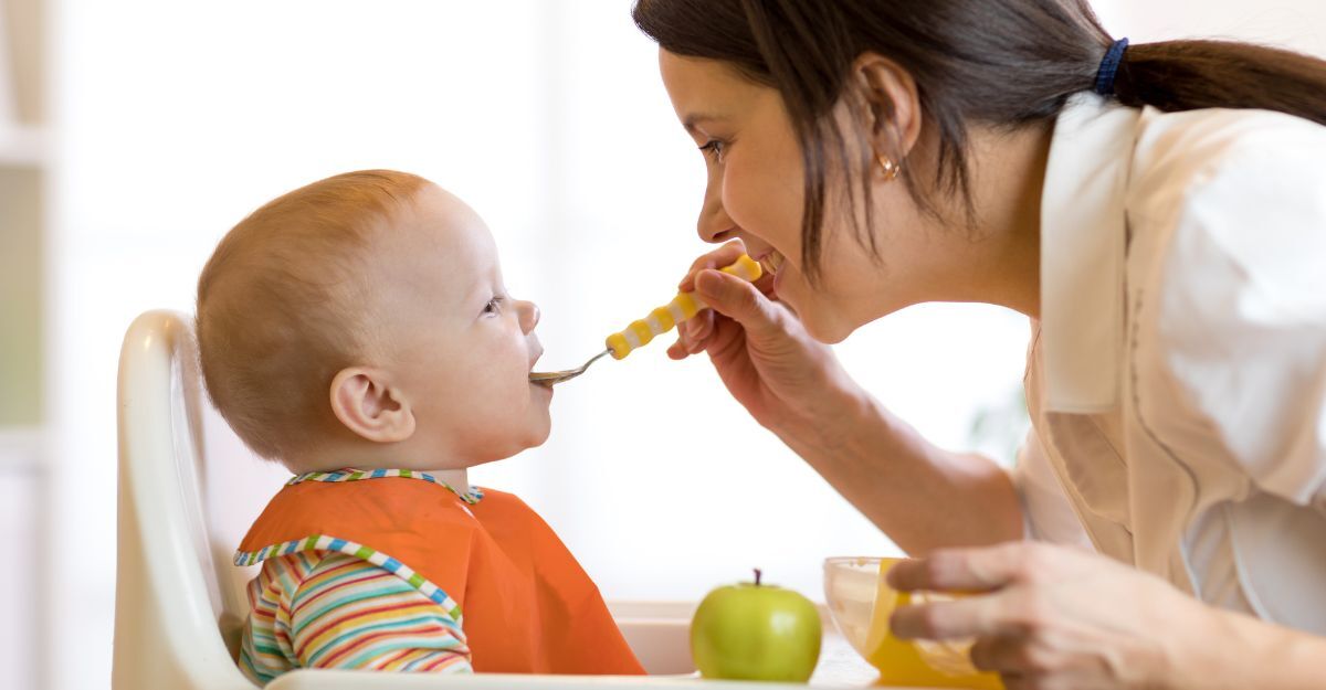 mamma-dà-omogeneizzato-al-bimbo