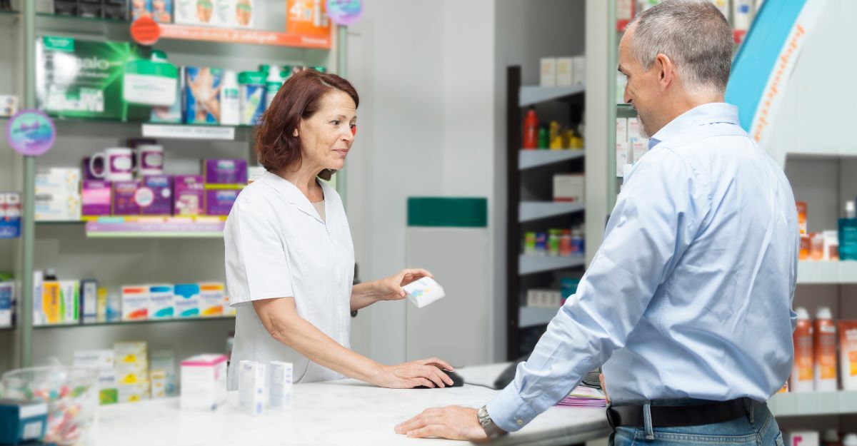 Farmacista e cliente durante l'acquisto di un farmaco