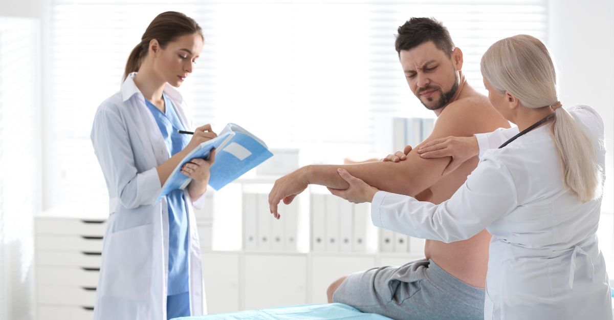due dottoresse visitano uomo con dolore al braccio