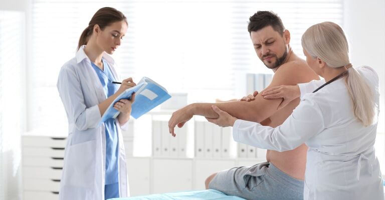 due dottoresse visitano uomo con dolore al braccio