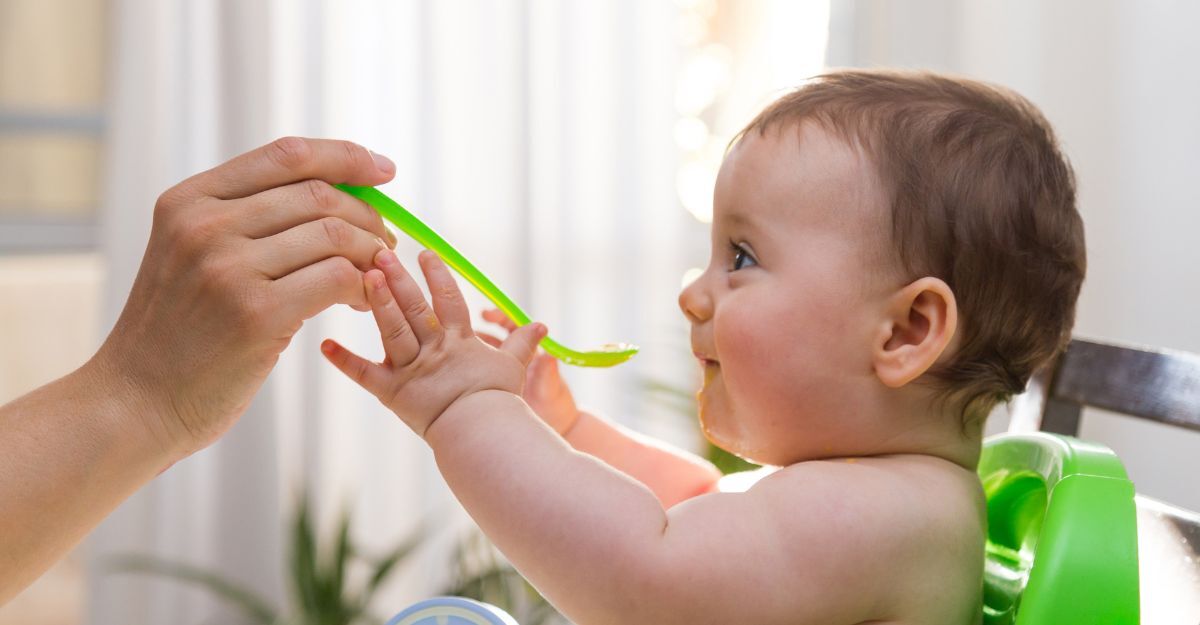 bimbo fa la pappa sul seggiolone