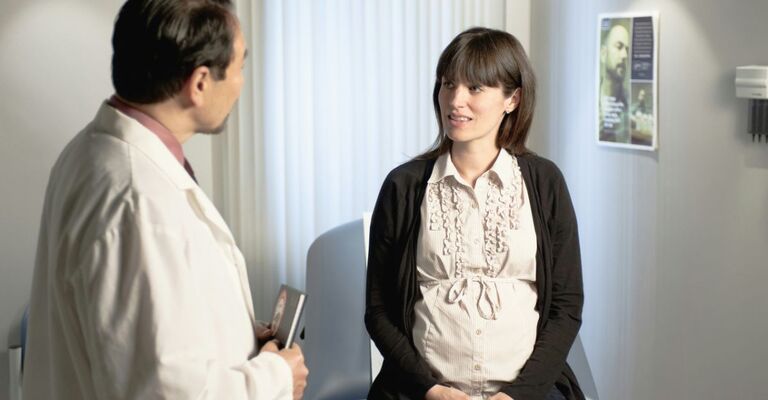 Dottore e paziente incinta