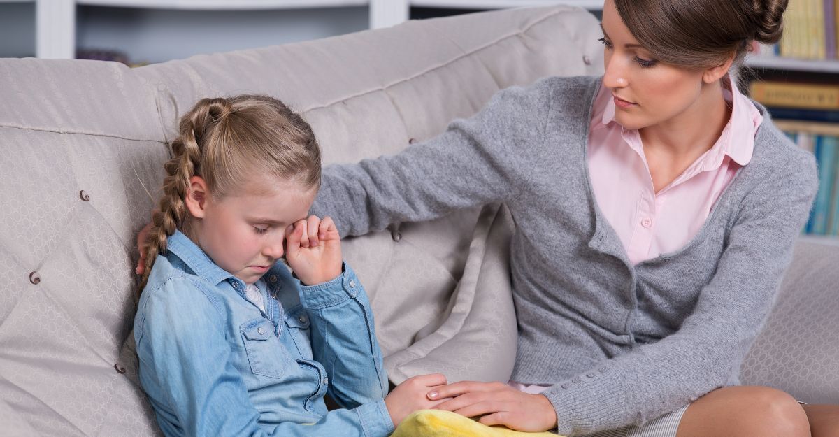 Una psichiatra parla con una bambina che piange sul divano