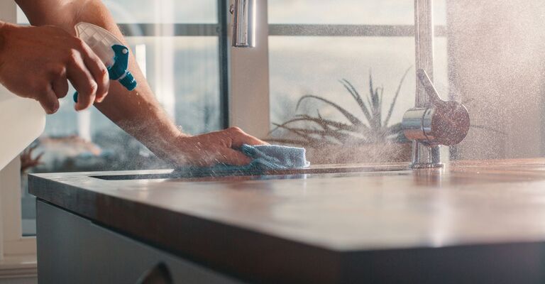 Una persona che pulisce una superficie