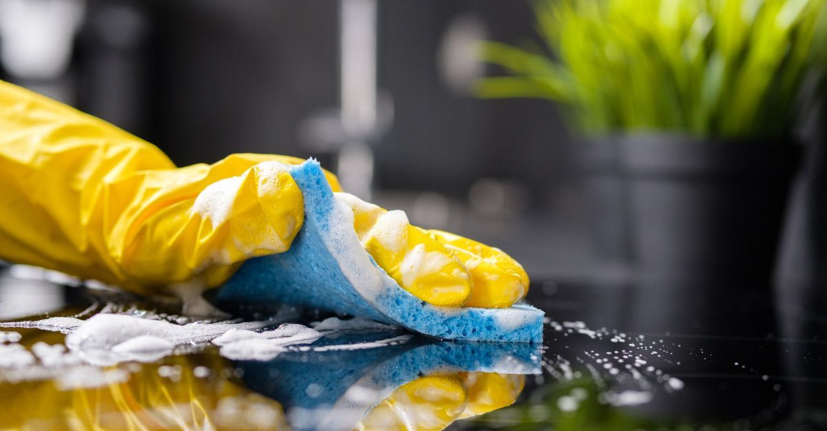 Una persona che pulisce una superficie