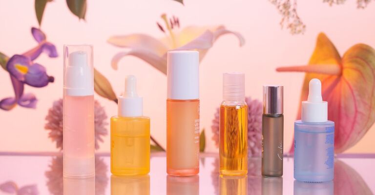 Prodotti cosmetici in fila su uno sfondo a fiori