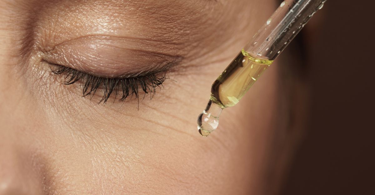 donna-matura-che-mette-il-siero-sul-viso