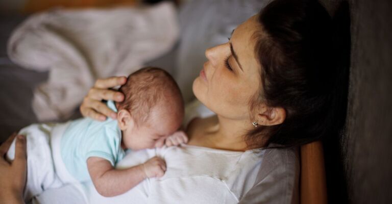 neo-mamma-stanca-con-neonato-in braccio