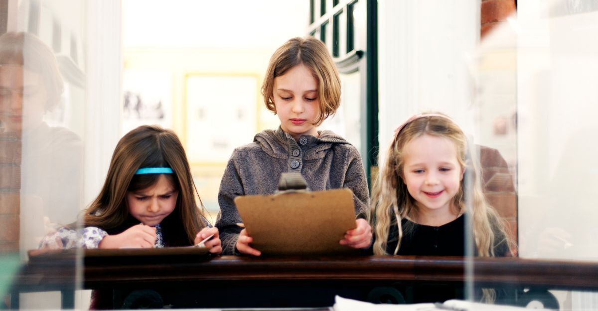 Dei bambini in un museo