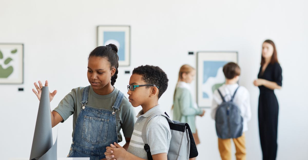 Dei bambini in un museo