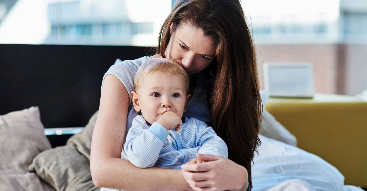 mamma tiene in braccio il suo bimbo