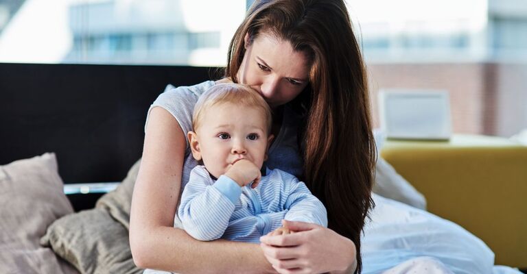 mamma tiene in braccio il suo bimbo