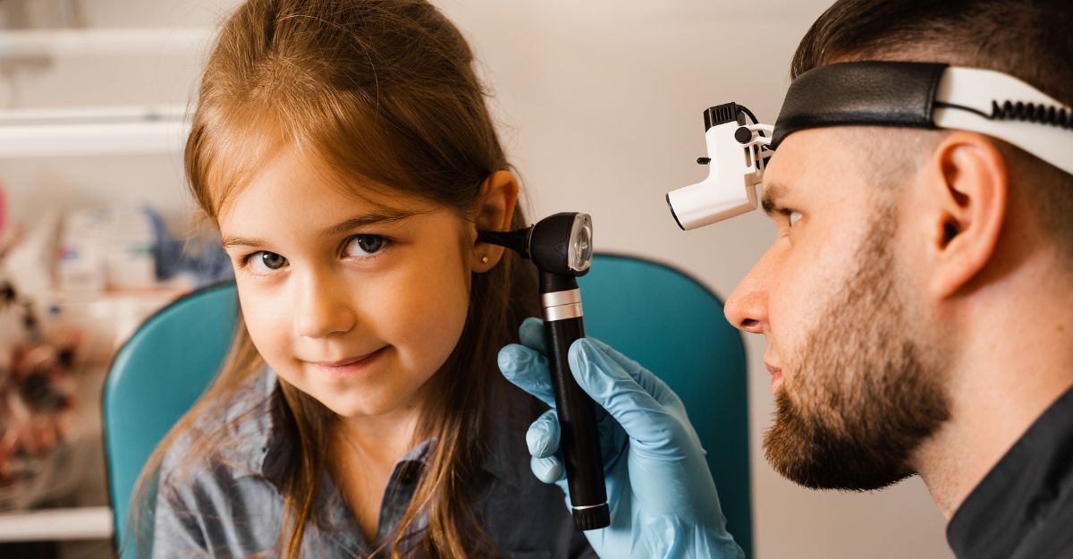 Otorino controlla l'orecchio di una bambina