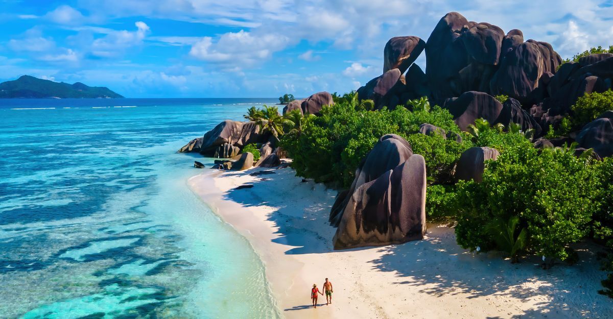 coppia in vacanza su una spiaggia tropicale
