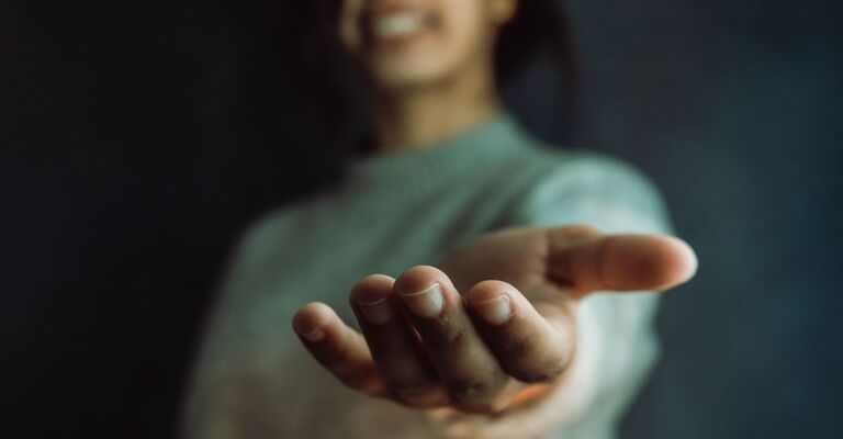 donna-che-tende-la-mano-in-segno-di-supporto-e-aiuto