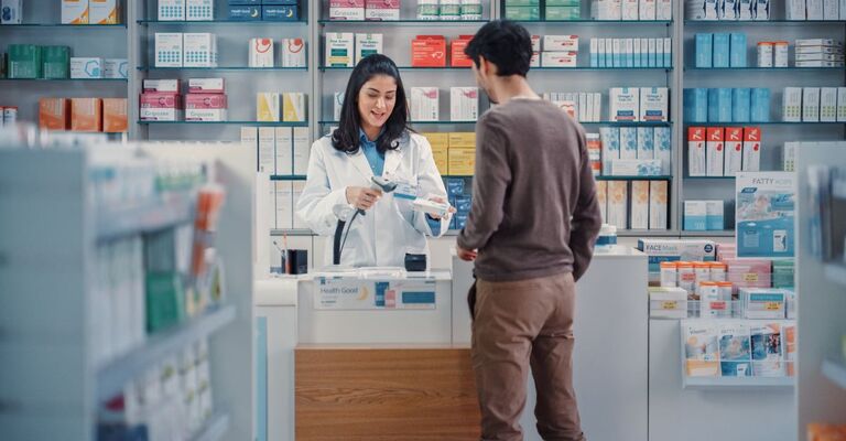Cliente in farmacia durante l'acquisto di farmaci