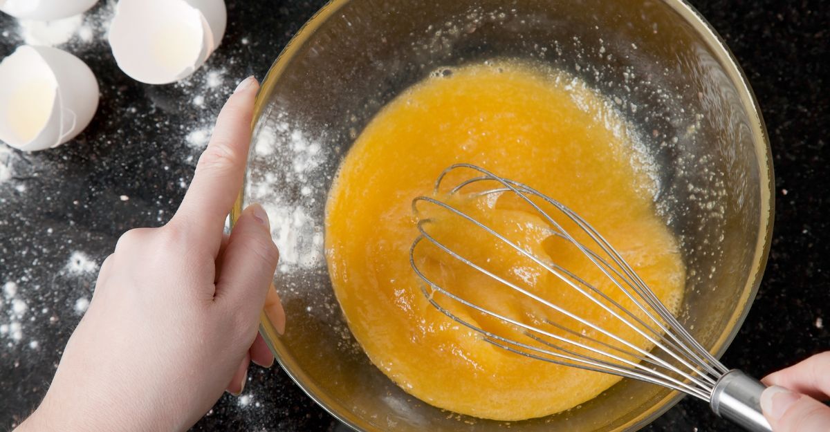 Una persona che monta le uova con una frusta